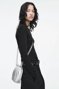 Outlet COS SKÓRZANA TOREBKA „SCALLOP” TYPU CROSSBODY