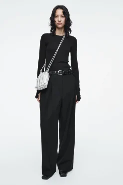 Outlet COS SKÓRZANA TOREBKA „SCALLOP” TYPU CROSSBODY