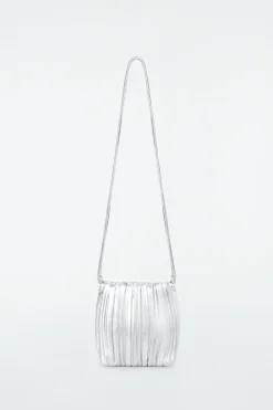 Outlet COS SKÓRZANA TOREBKA „SCALLOP” TYPU CROSSBODY