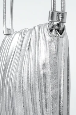 Outlet COS SKÓRZANA TOREBKA „SCALLOP” TYPU CROSSBODY