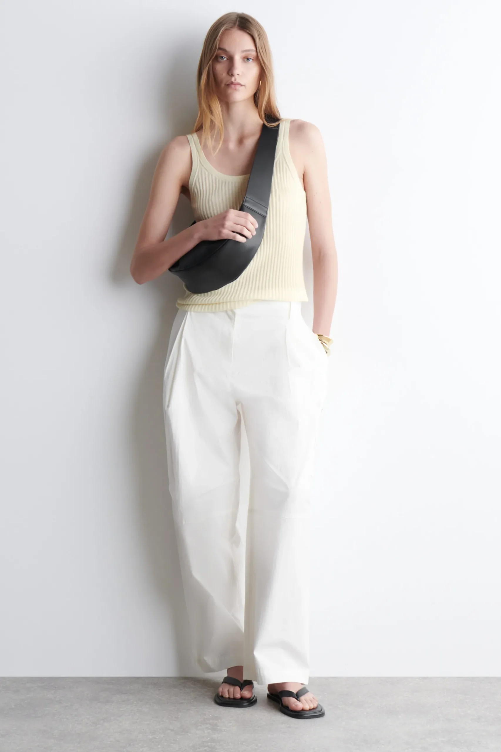 Hot COS SKÓRZANA TOREBKA „SWING” TYPU TOTE Czarny