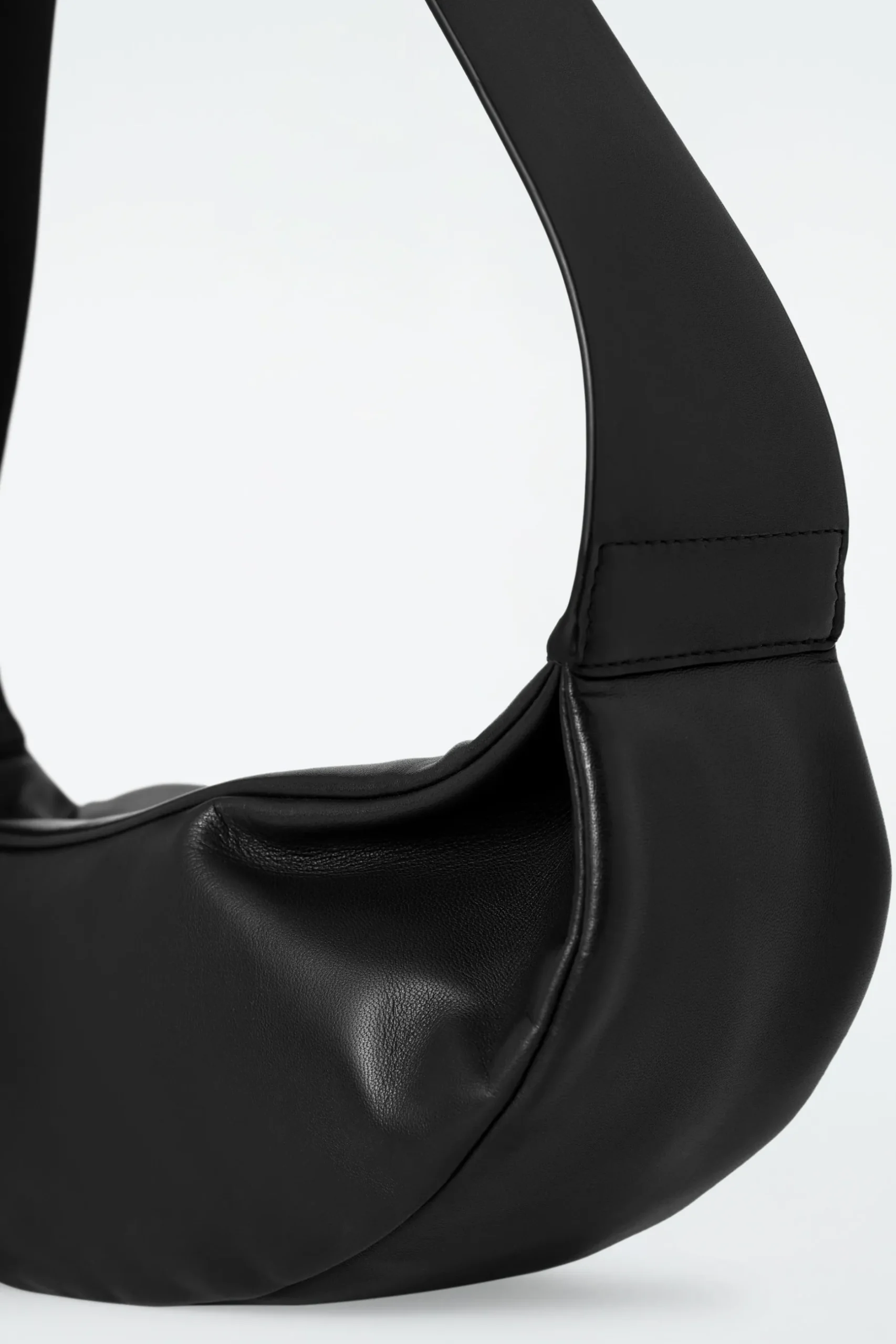 Hot COS SKÓRZANA TOREBKA „SWING” TYPU TOTE Czarny
