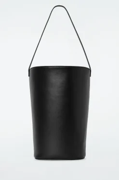 Discount COS SKÓRZANA TOREBKA TYPU BUCKET Czarny