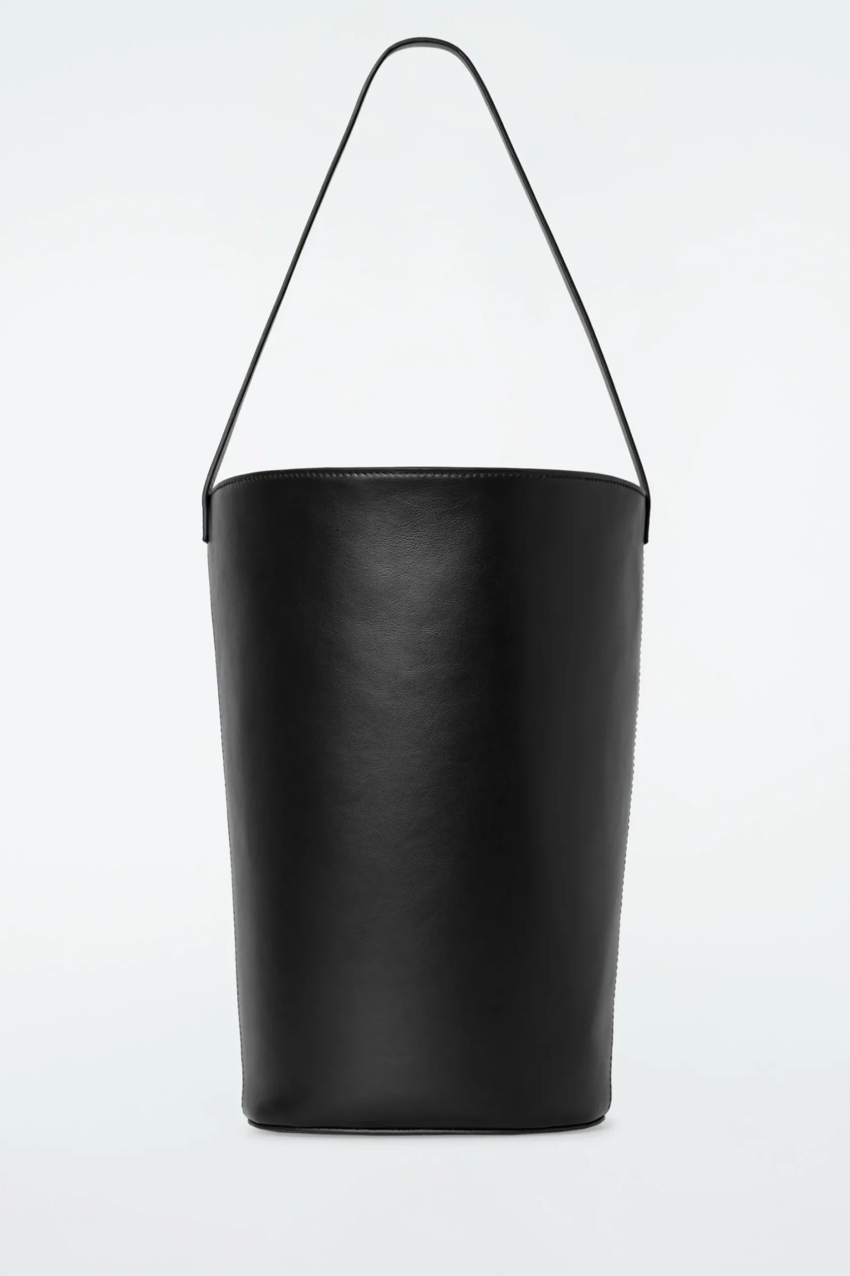 Discount COS SKÓRZANA TOREBKA TYPU BUCKET Czarny