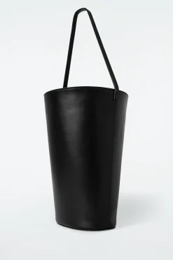 Discount COS SKÓRZANA TOREBKA TYPU BUCKET Czarny