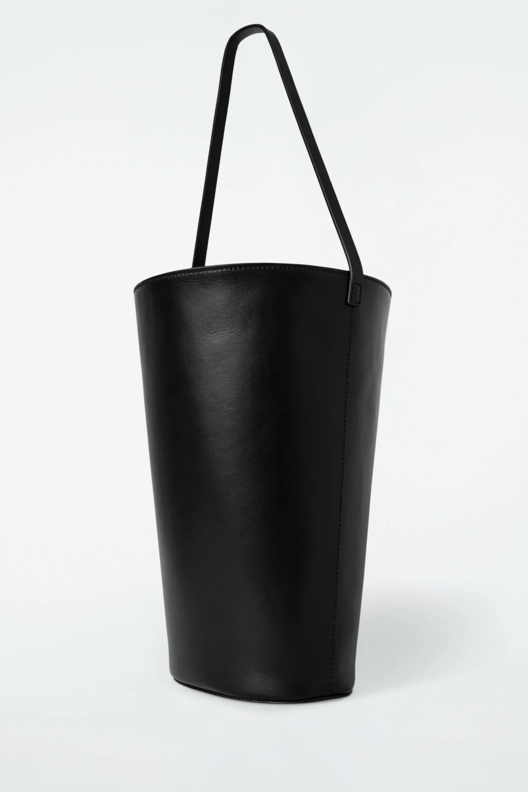 Discount COS SKÓRZANA TOREBKA TYPU BUCKET Czarny