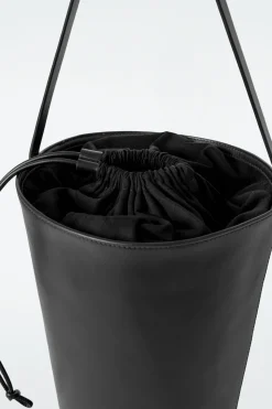 Discount COS SKÓRZANA TOREBKA TYPU BUCKET Czarny