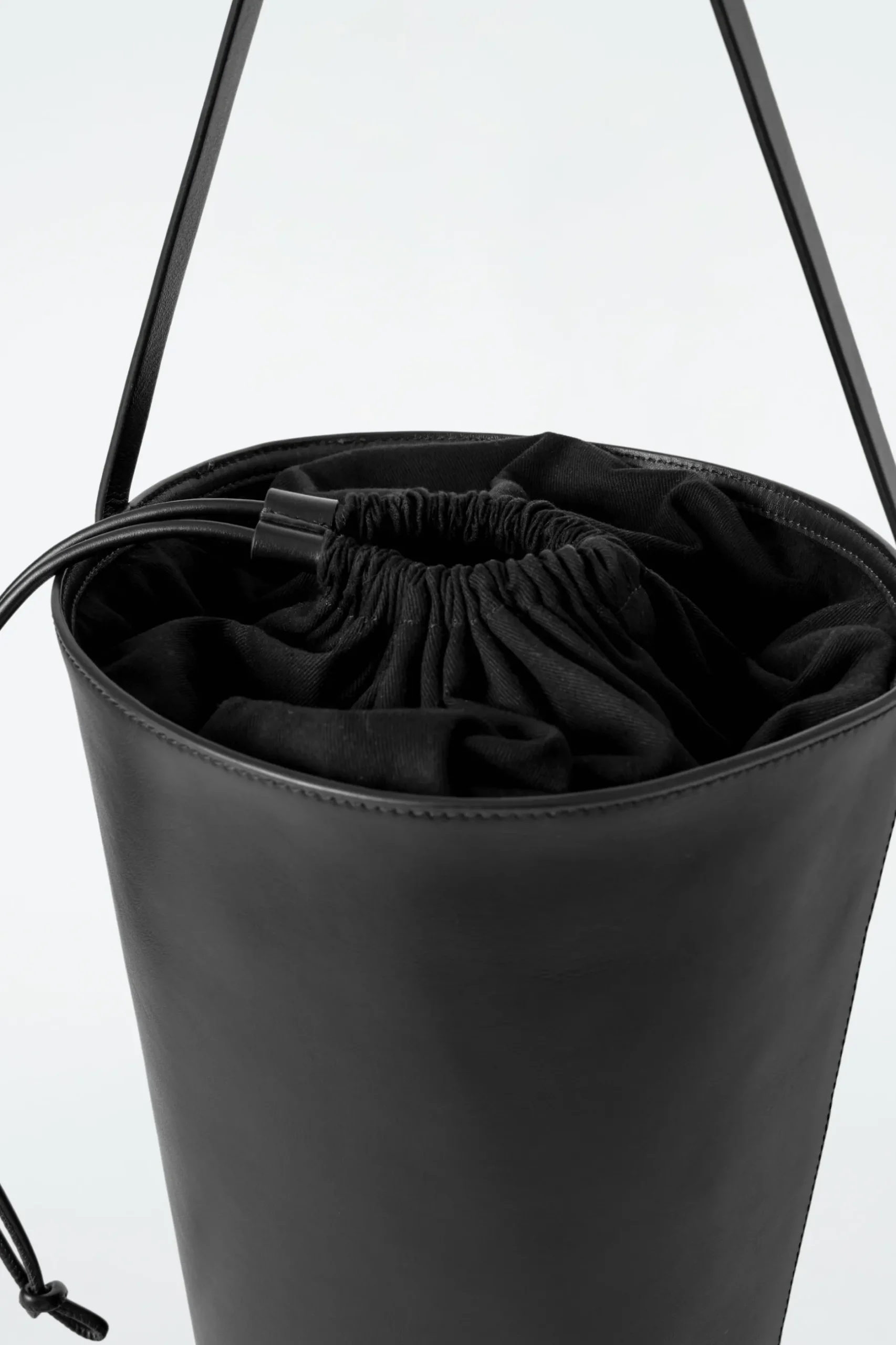 Discount COS SKÓRZANA TOREBKA TYPU BUCKET Czarny