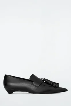 Sale COS SKÓRZANE LOAFERSY Z FRĘDZLAMI NA OBCASIE Czarny