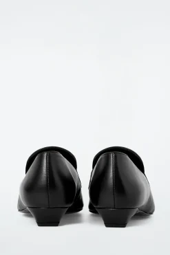 Sale COS SKÓRZANE LOAFERSY Z FRĘDZLAMI NA OBCASIE Czarny
