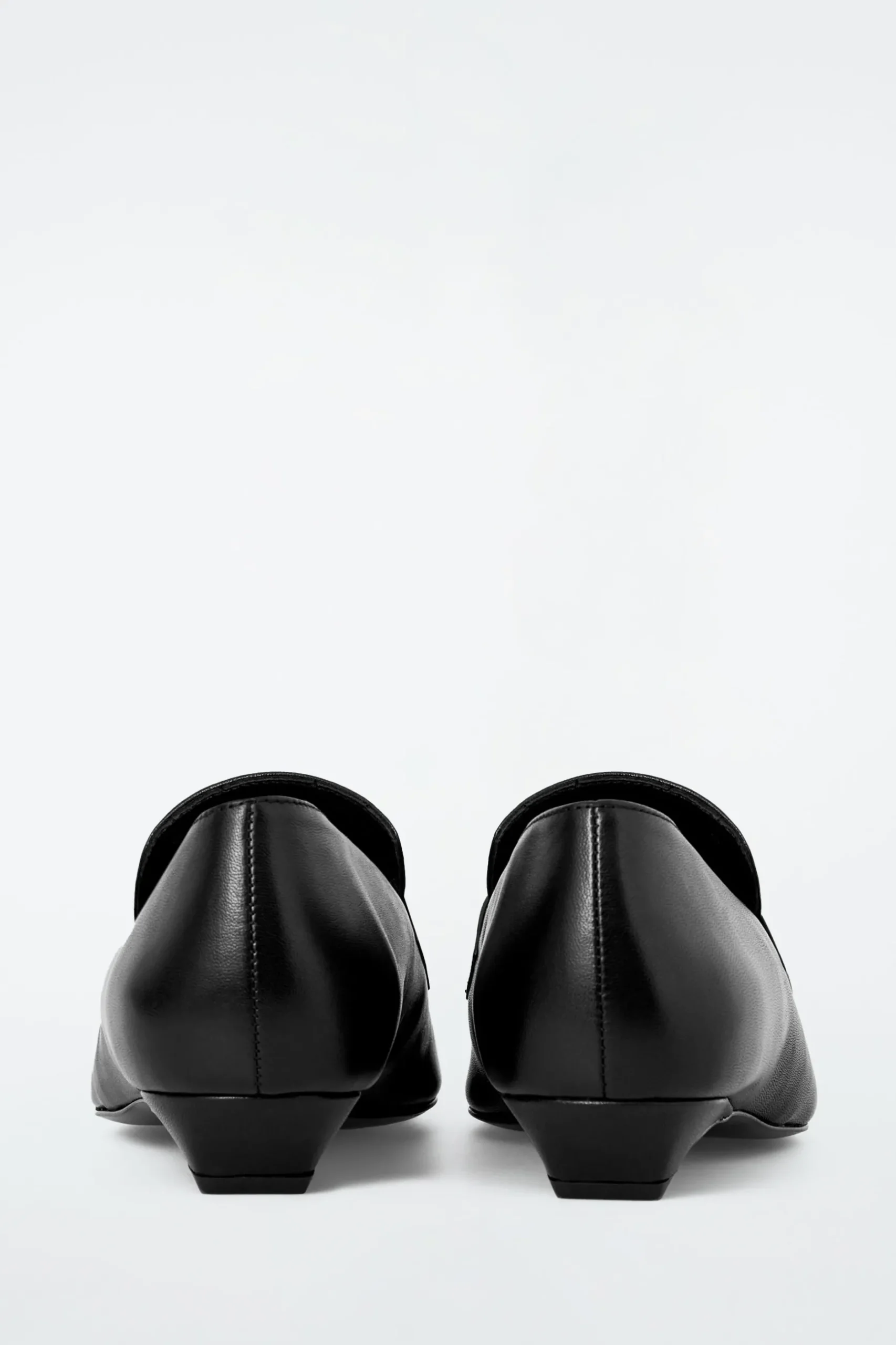 Sale COS SKÓRZANE LOAFERSY Z FRĘDZLAMI NA OBCASIE Czarny