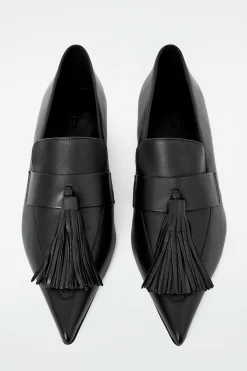 Sale COS SKÓRZANE LOAFERSY Z FRĘDZLAMI NA OBCASIE Czarny