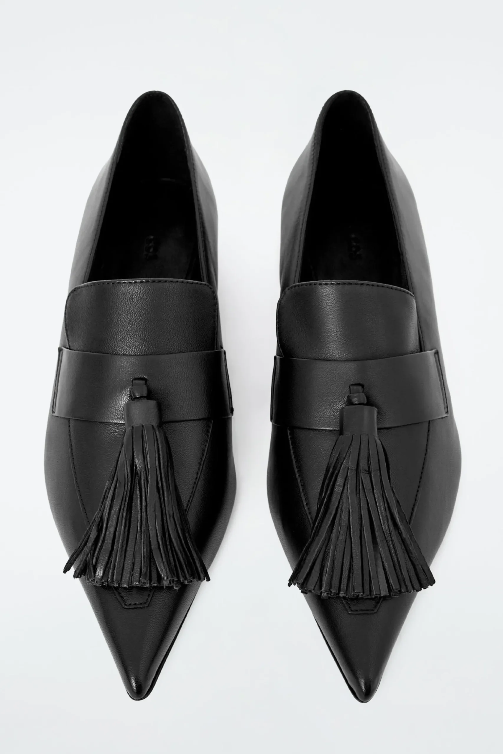 Sale COS SKÓRZANE LOAFERSY Z FRĘDZLAMI NA OBCASIE Czarny
