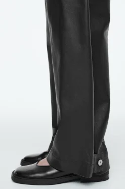 Online COS SKÓRZANE SPODNIE TYPU BARREL W STYLU UTILITY