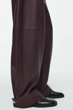 Discount COS SKÓRZANE SPODNIE TYPU BARREL W STYLU UTILITY