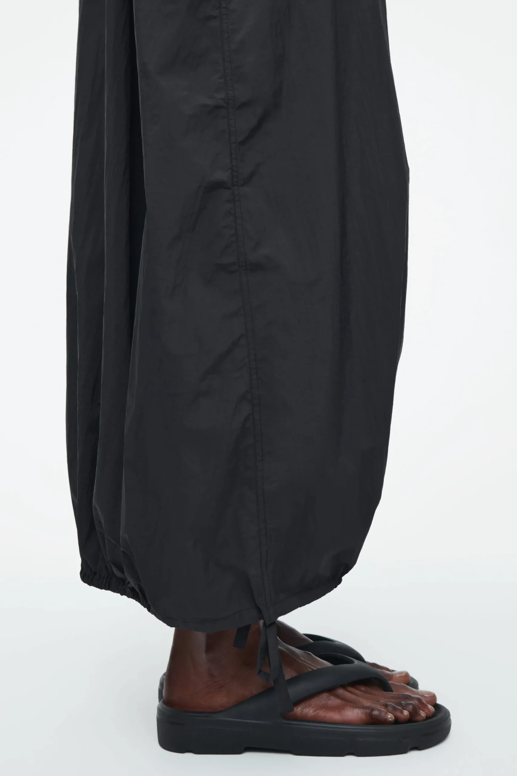 Outlet COS SPADOCHRONOWA SUKIENKA MAXI OVERSIZE