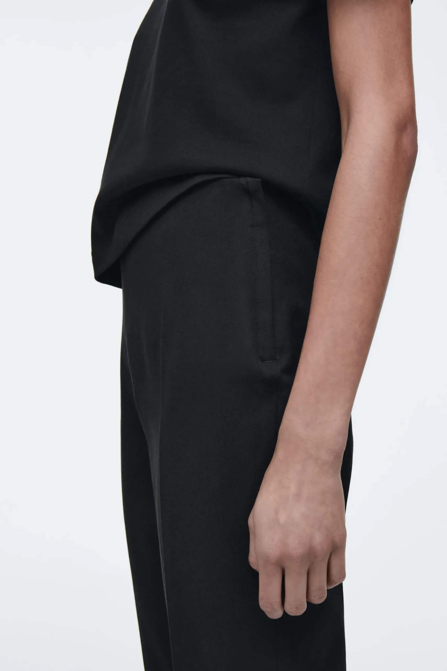 Sale COS SPODNIE CAPRI Z BAWEŁNĄ