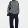 Sale COS SPODNIE CHINOS Z NOGAWKAMI BARREL Z KANTAMI