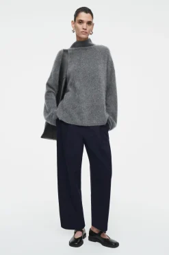 Sale COS SPODNIE CHINOS Z NOGAWKAMI BARREL Z KANTAMI