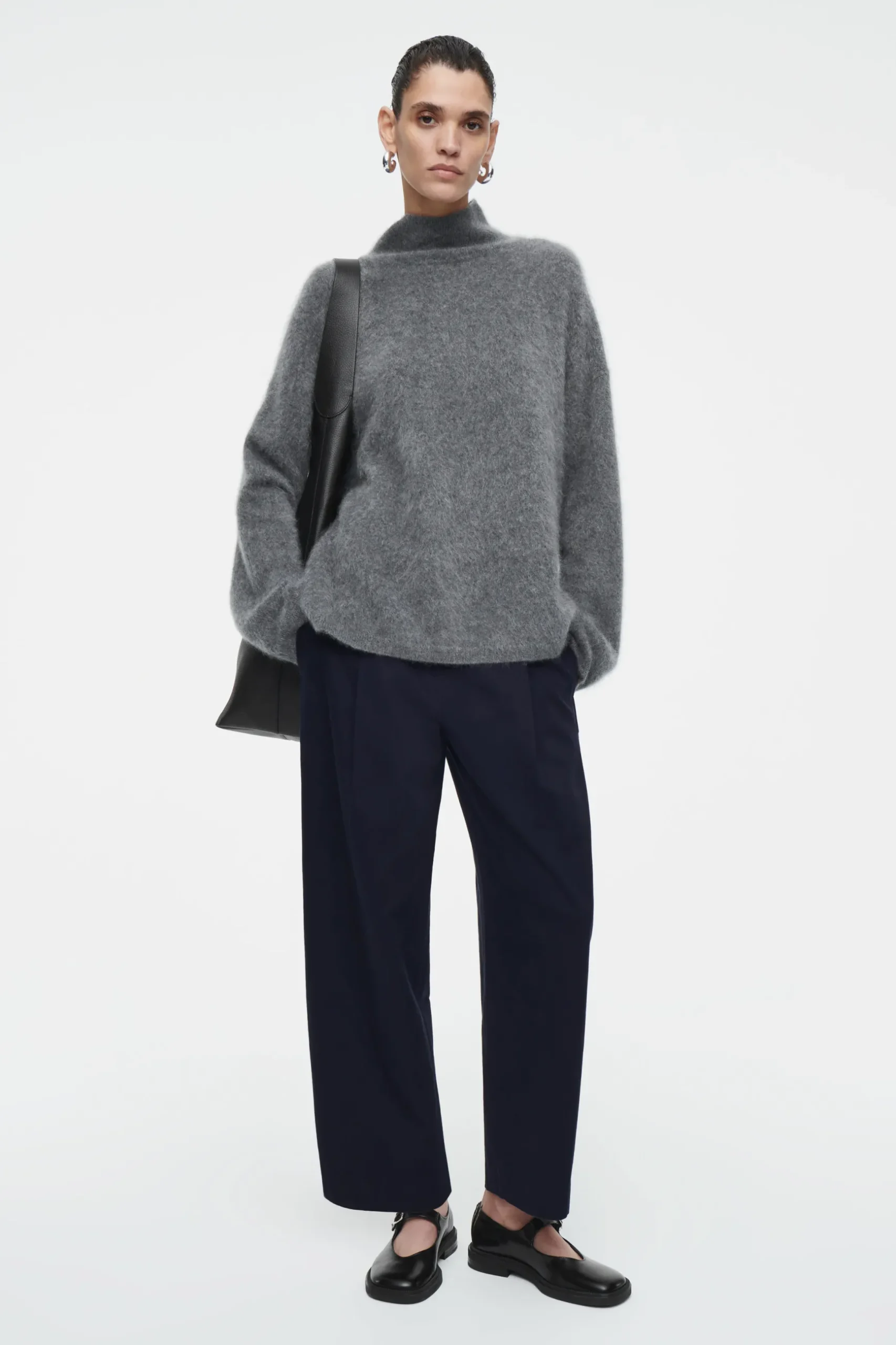 Sale COS SPODNIE CHINOS Z NOGAWKAMI BARREL Z KANTAMI
