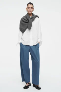 Online COS SPODNIE CHINOS Z NOGAWKAMI BARREL Z KANTAMI