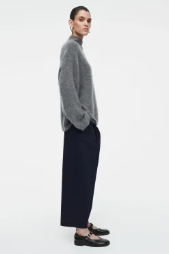 Sale COS SPODNIE CHINOS Z NOGAWKAMI BARREL Z KANTAMI