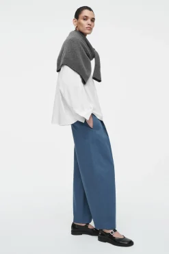 Online COS SPODNIE CHINOS Z NOGAWKAMI BARREL Z KANTAMI