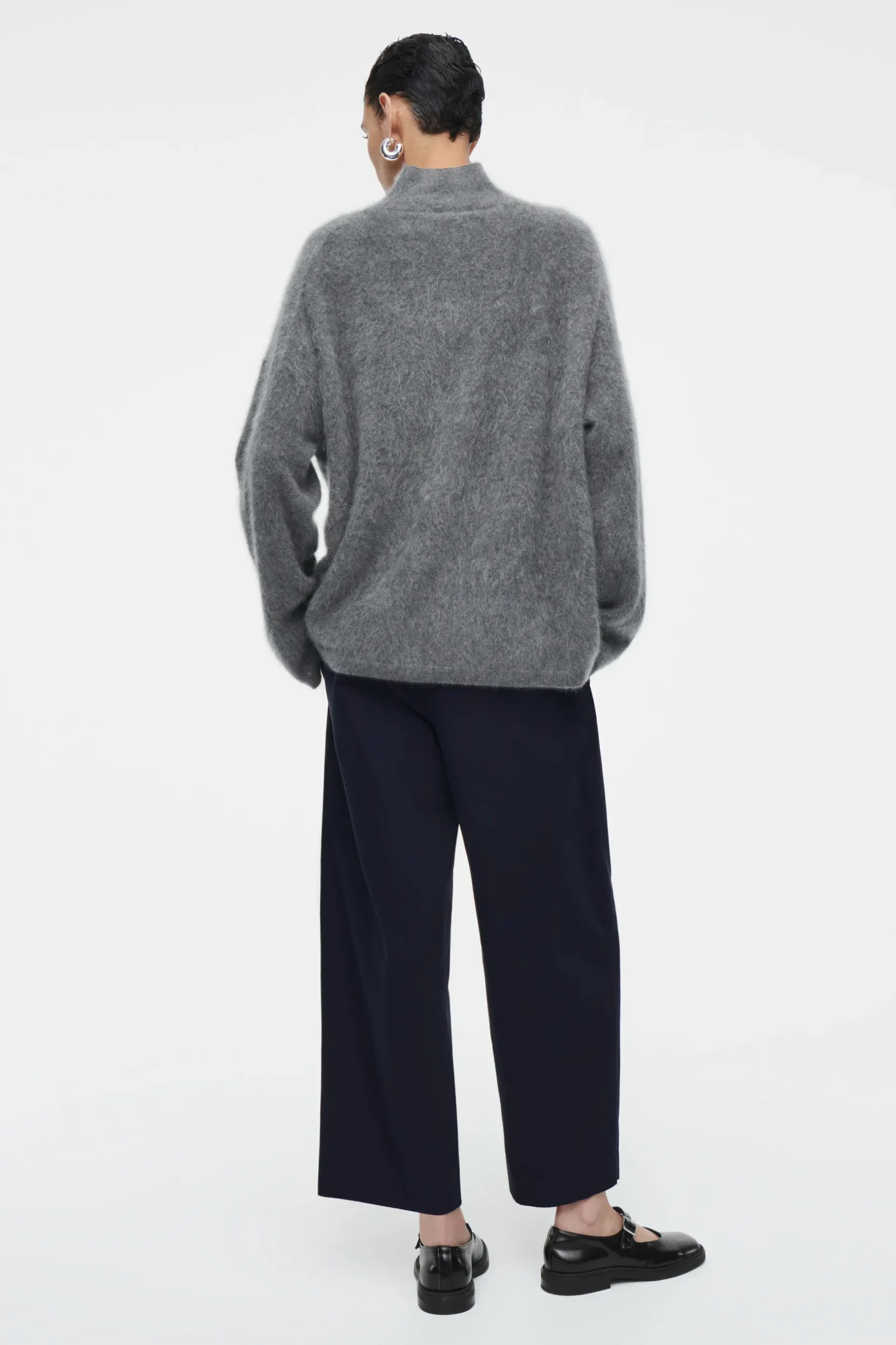 Sale COS SPODNIE CHINOS Z NOGAWKAMI BARREL Z KANTAMI