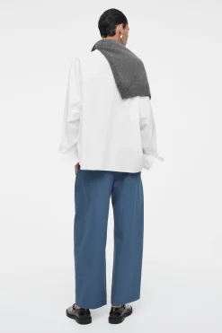 Online COS SPODNIE CHINOS Z NOGAWKAMI BARREL Z KANTAMI