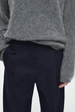 Sale COS SPODNIE CHINOS Z NOGAWKAMI BARREL Z KANTAMI