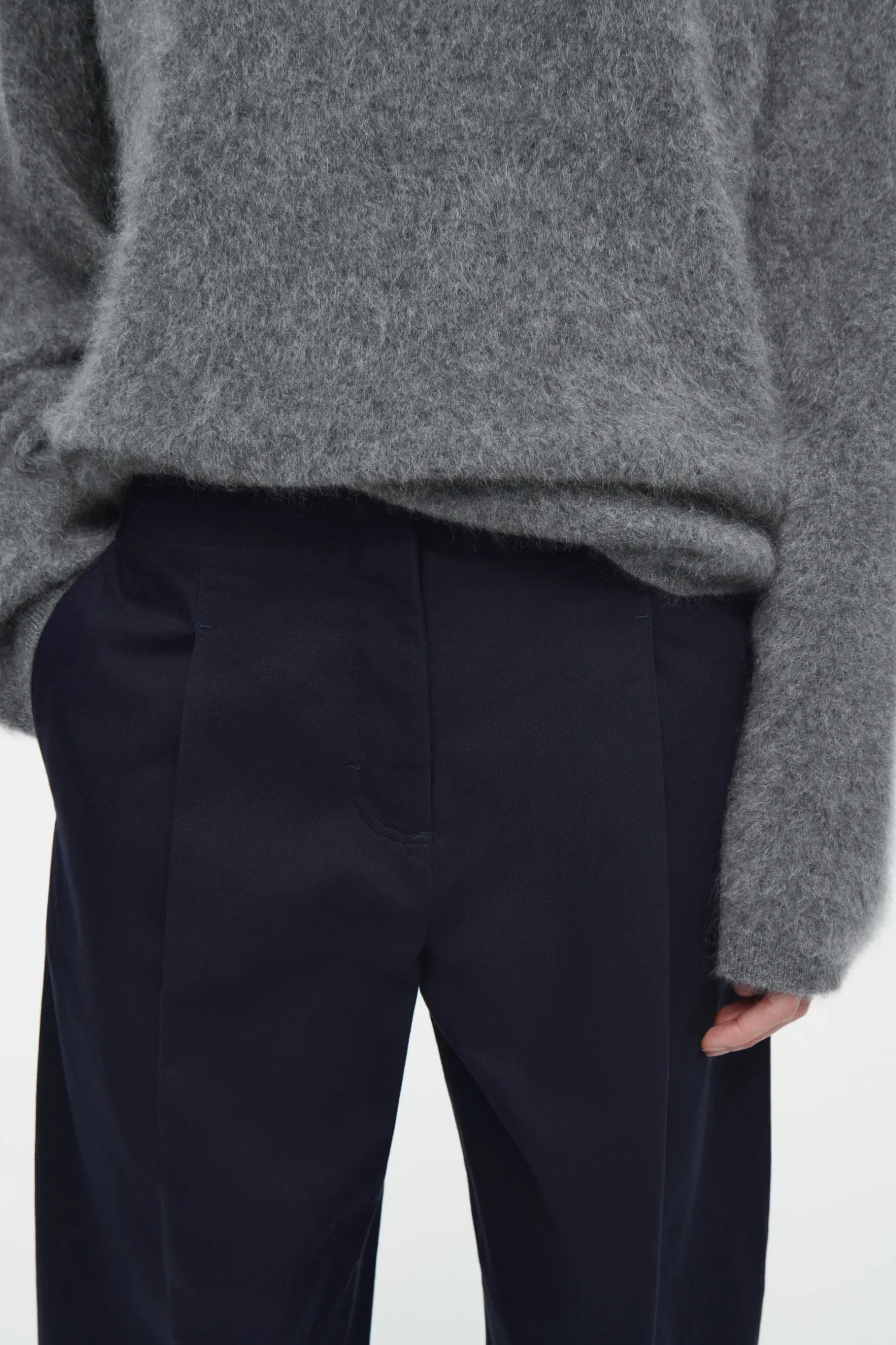 Sale COS SPODNIE CHINOS Z NOGAWKAMI BARREL Z KANTAMI