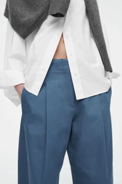 Online COS SPODNIE CHINOS Z NOGAWKAMI BARREL Z KANTAMI