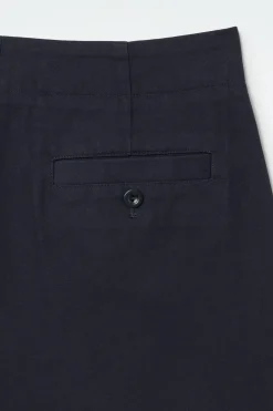 Sale COS SPODNIE CHINOS Z NOGAWKAMI BARREL Z KANTAMI