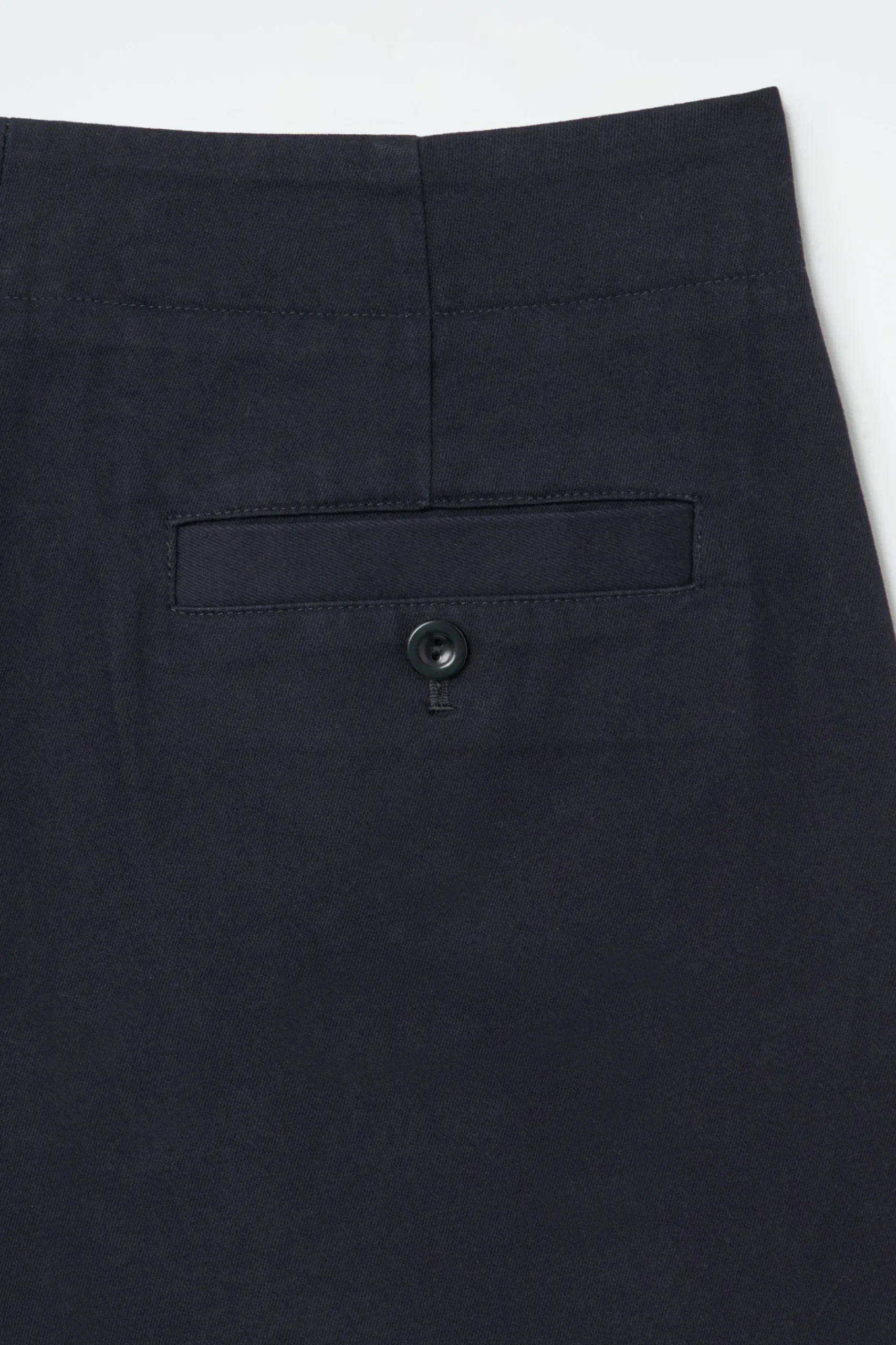 Sale COS SPODNIE CHINOS Z NOGAWKAMI BARREL Z KANTAMI