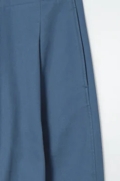 Online COS SPODNIE CHINOS Z NOGAWKAMI BARREL Z KANTAMI