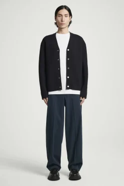 Discount COS SPODNIE CHINOS Z PROSTYMI NOGAWKAMI – RELAXED FIT Granatowy