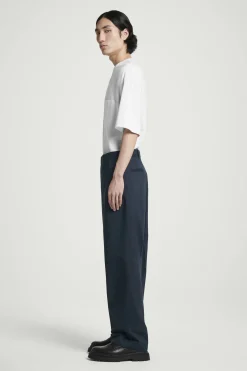 Discount COS SPODNIE CHINOS Z PROSTYMI NOGAWKAMI – RELAXED FIT Granatowy