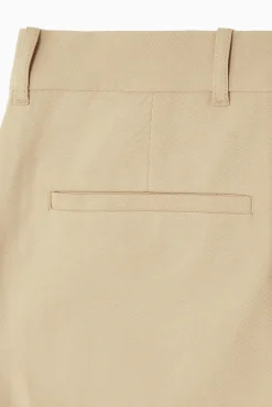Clearance COS SPODNIE CHINOS Z PROSTYMI NOGAWKAMI Z DIAGONALU Beżowy