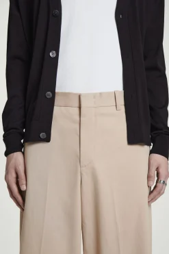 Hot COS SPODNIE CHINOS Z PROSTYMI NOGAWKAMI – RELAXED FIT Beżowy