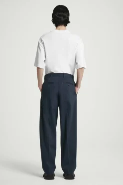 Discount COS SPODNIE CHINOS Z PROSTYMI NOGAWKAMI – RELAXED FIT Granatowy