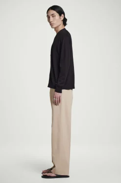 Hot COS SPODNIE CHINOS Z PROSTYMI NOGAWKAMI – RELAXED FIT Beżowy