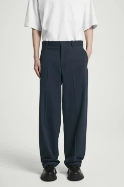 Discount COS SPODNIE CHINOS Z PROSTYMI NOGAWKAMI – RELAXED FIT Granatowy