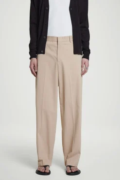 Hot COS SPODNIE CHINOS Z PROSTYMI NOGAWKAMI – RELAXED FIT Beżowy