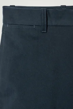 Discount COS SPODNIE CHINOS Z PROSTYMI NOGAWKAMI – RELAXED FIT Granatowy