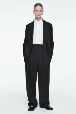 Sale COS SPODNIE TYPU BARREL W PRĄŻKI – RELAXED FIT