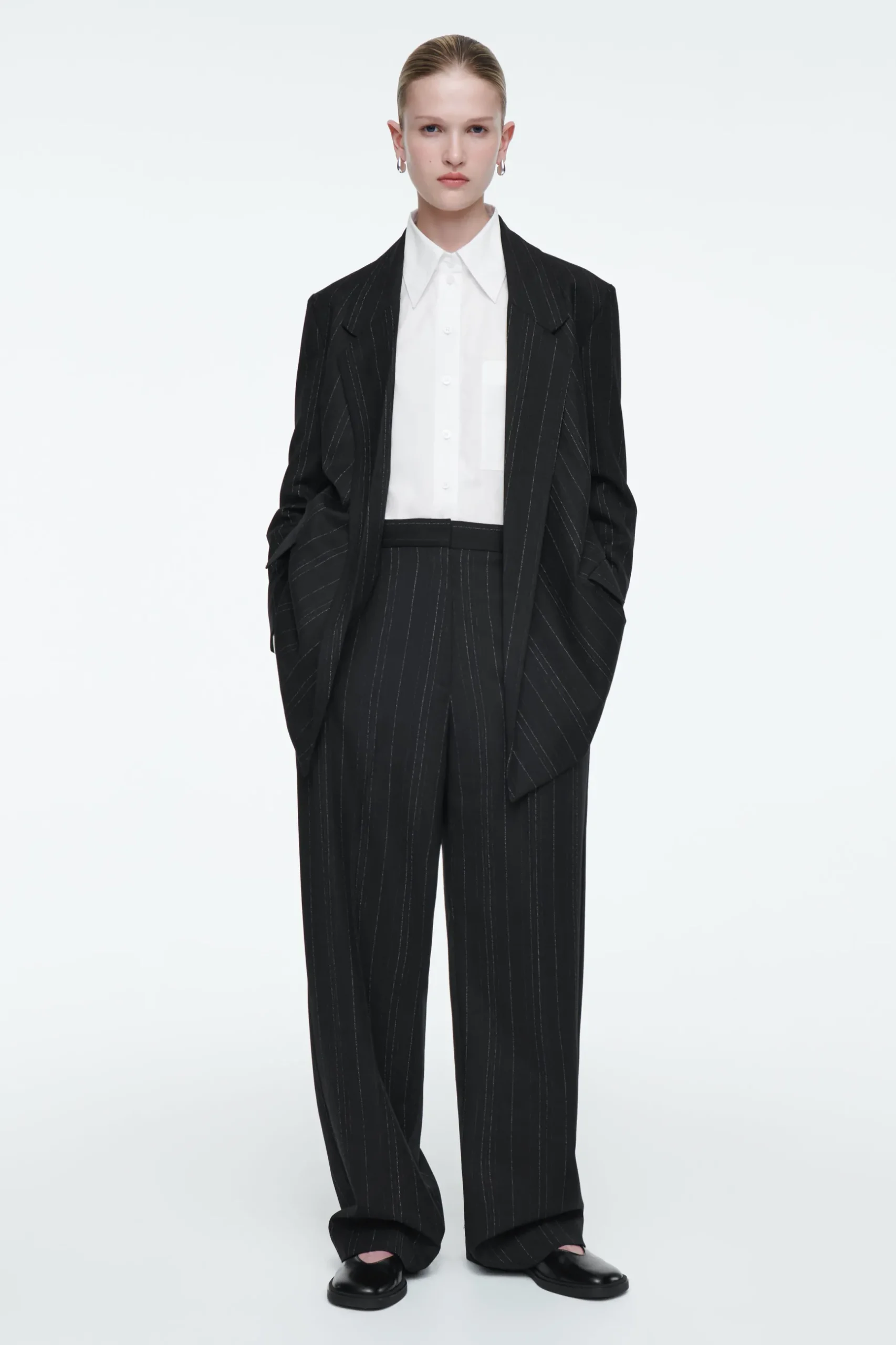 Sale COS SPODNIE TYPU BARREL W PRĄŻKI – RELAXED FIT