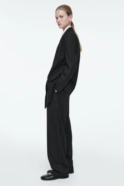 Sale COS SPODNIE TYPU BARREL W PRĄŻKI – RELAXED FIT