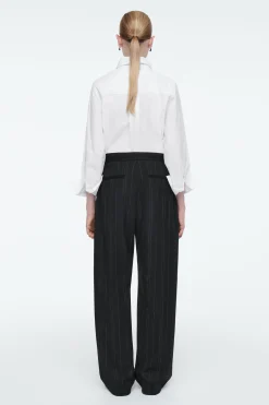 Sale COS SPODNIE TYPU BARREL W PRĄŻKI – RELAXED FIT