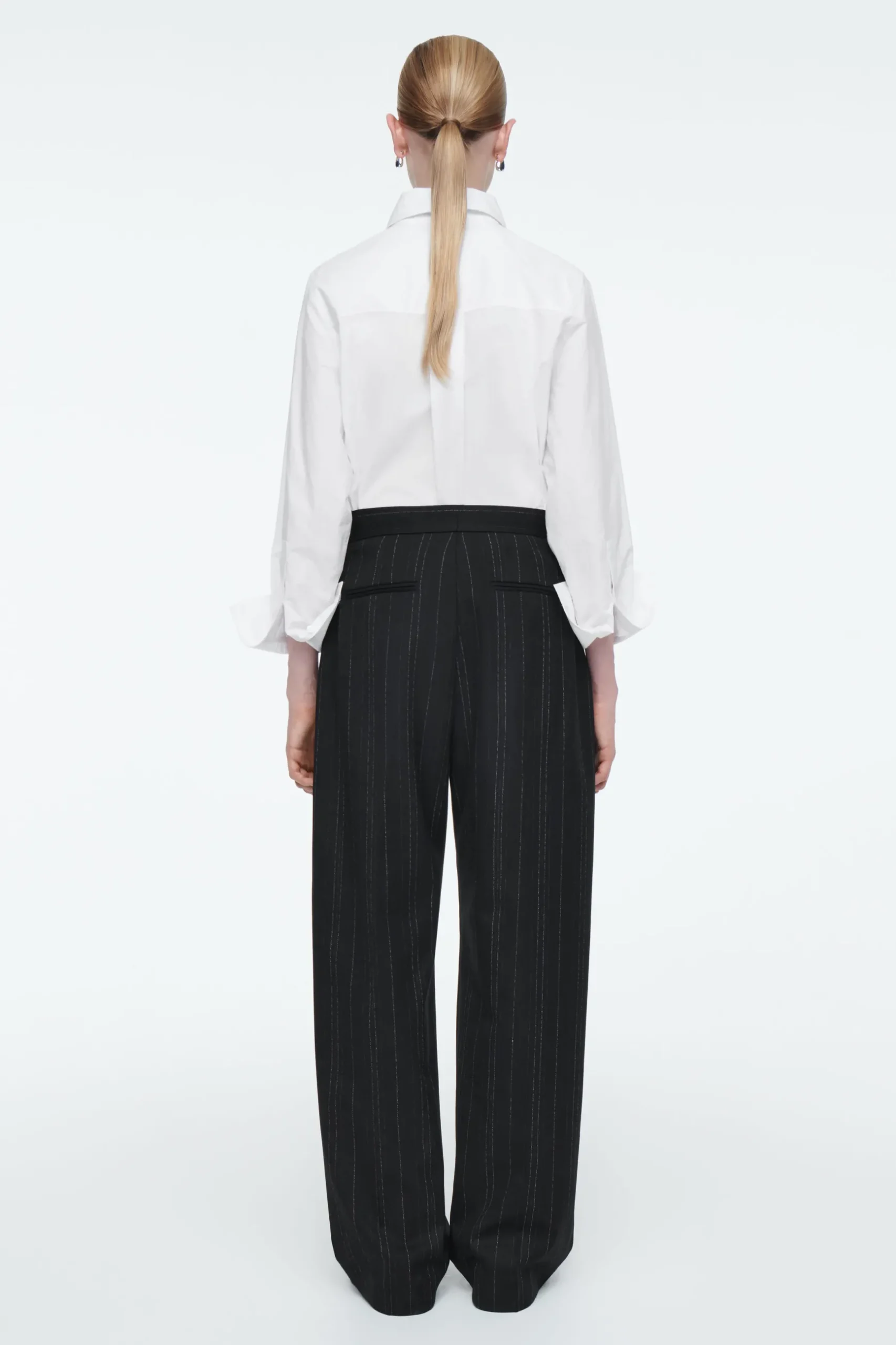 Sale COS SPODNIE TYPU BARREL W PRĄŻKI – RELAXED FIT