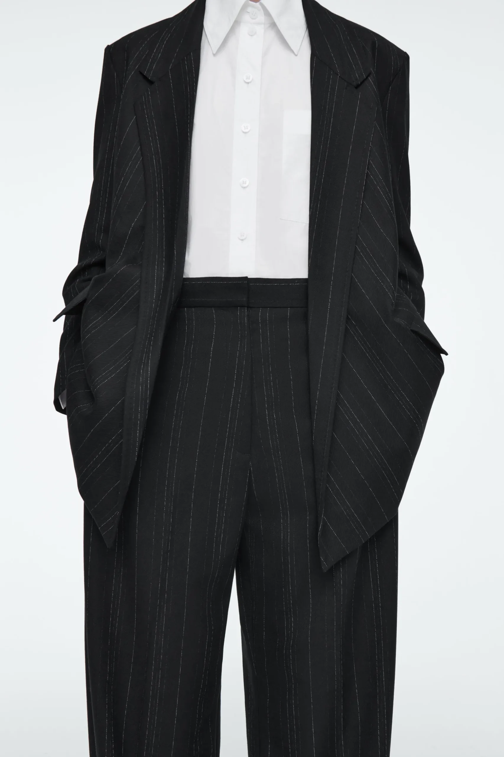Sale COS SPODNIE TYPU BARREL W PRĄŻKI – RELAXED FIT